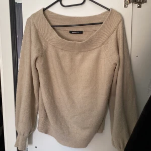 Stickad tröja - Stickad tröja från Gina som går ner lite på ena axeln 