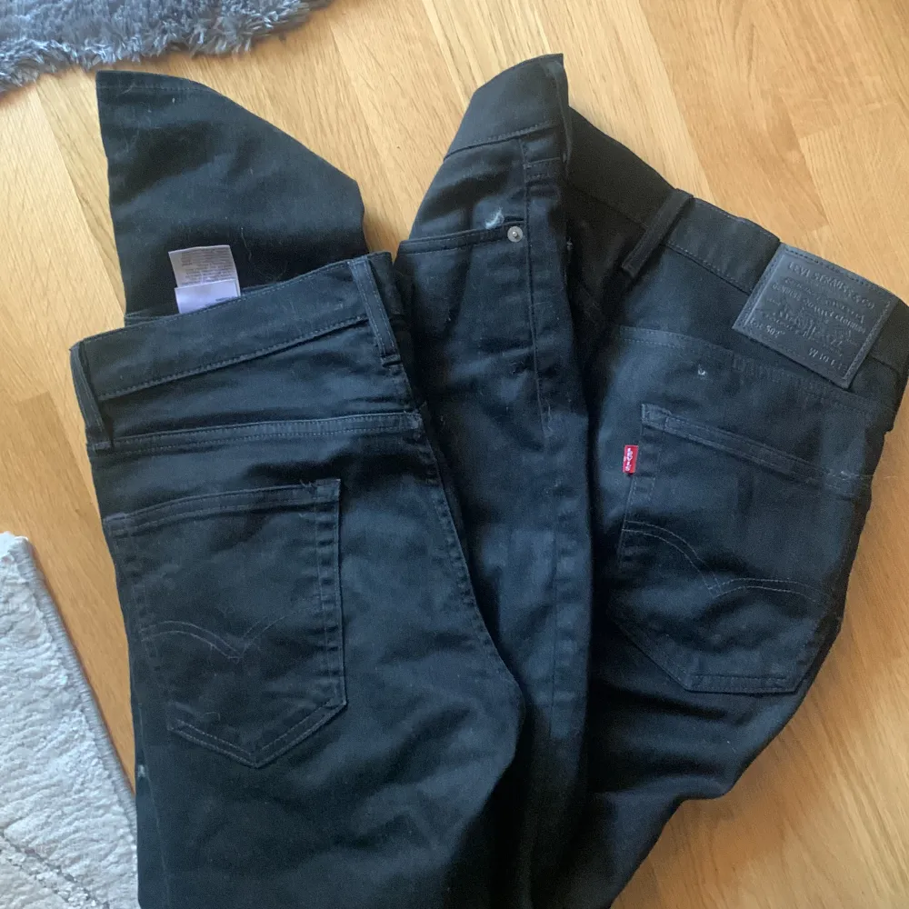 Säljer 2 Levi’s jeans (Svarta) storlek W30 L32. Jeans & Byxor.