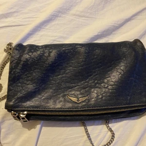 Zadig väska - Säljer min Zadig väska som jag har haft i några år som längre inte kommer till användning.  Är väl använd och därmed priset så lågt och kan diskuteras. Skriv vid intresse eller fråga om fler bilder❣️