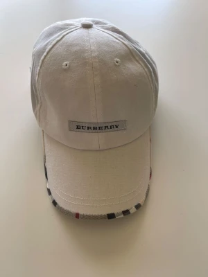 Burberry keps  - Ej äkta. Inga defekter eller fläckar 