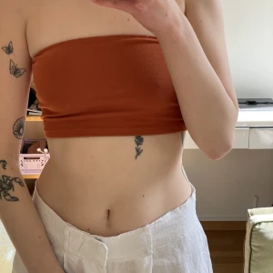 Tubtopp  - Liten tubtopp i orange/rostfärg. Säljs då den inte används längre.