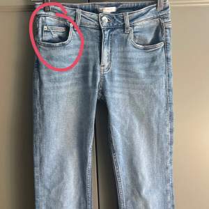 low waist flared jeans från gina young, storlek 152 🩷 säljer pga att de inte kommer till användning ❤️ bara provat 1 gång 🩷en defekt som man ser på bilden ( omringat i rött )