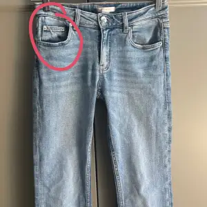 low waist flared jeans från gina young, storlek 152 🩷 säljer pga att de inte kommer till användning ❤️ bara provat 1 gång 🩷en defekt som man ser på bilden ( omringat i rött )