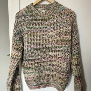 stickad tröja  - Multifärgad stickad tröja från only🫶grovstickad och superskön