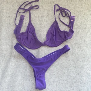 Bikiniset , Lilac - Överdel 70c , passar mig som är en S och har 75B . Underdelen är S. De är från Nelly respektive Shein. Färgen är väldigt lik men någon skillnad i nyans. Dock inget man lägger märke till.