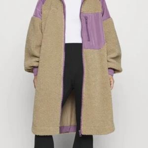 Gina tricot teddy coat petite - Säljer min fina teddy jacka petite stl S, passar mig som egentligen är L. 