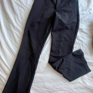Första bilden: Svarta kostymbyxor från bikbok i storlek 36, aldrig använda Andra bilden: Gråa kostymbyxor från bikbok storlek 34, aldrig använda (priset visar för ett par, båda byxorna går att köpa tillsammans för 400kr+frakt)