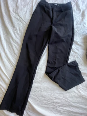 Kostymbyxor - Första bilden: Svarta kostymbyxor från bikbok i storlek 36, aldrig använda Andra bilden: Gråa kostymbyxor från bikbok storlek 34, aldrig använda (priset visar för ett par, båda byxorna går att köpa tillsammans för 400kr+frakt)