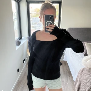 Svart stickad tröja - Svart stickad tröja i ett tjockar material från ginatricot i storlek xl men skulle säga att den är mindre i storleken☺️