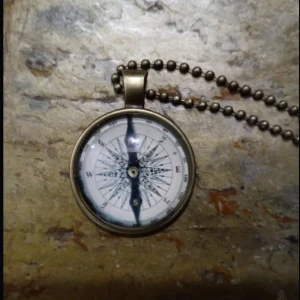 Kompass halsband  - Har aldrig använt, inte en riktigt kompass!  (frakten kanske inte är de som står)