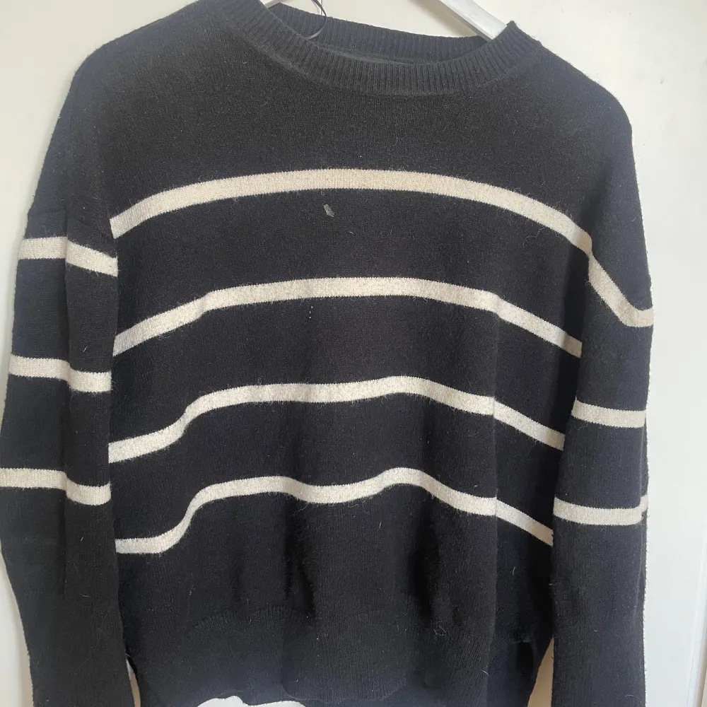 Första bilden: vit och marinblå randig stickad tröja med v ringning från zara i S andra bilden: svart och vit randig från bikbok i xs (priset visar för en tröja, båda kan köpa för 400kr+frakt). Stickat.