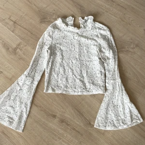 Vit spetsblus - Använda några gånger bara. Det står att de är storlek 32 men den passar dock mig som har storlek 36. Bara att den är lite kortare i längden