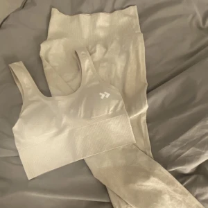 Tränings-sätt - Ett fint tränings-sätt som är köpt från lager 157! Det är oanvändt🌸 jag köpte dem inte tillsammans utan separat. Men man köper sättet tillsammans (man får både toppen och byxorna). Nypris: toppen kostar 100kr, och byxorna kostar 150kr. 