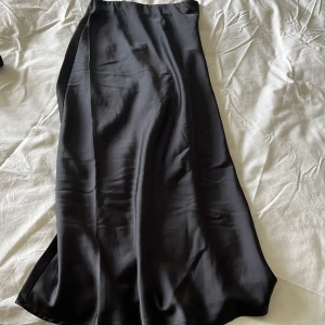 Svart satin kjol  - Midikjol i satin från Lindex storlek XS men passar även S då det är resår i midjan. Nypris ca 399