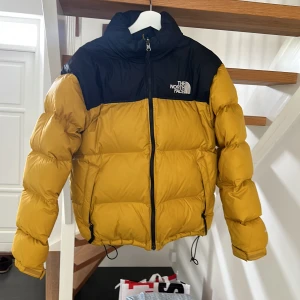 North Face 700 Pufferjacket - Storlek: M  Använd fåtal gånger, säljer eftersom att jag inte använder den.   Nyskick 