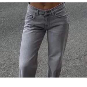 (Lägger ut igen pga oseriös köpare) Jättefina gråa jeans från Gina som tyvärr inte kommer till användning. Dem är i storlek 36 men passar även 38. Använda ca 5 gånger i bra skick💞. 