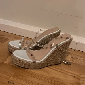 Klackar - Kilklack med nitar. Genomskinligt band. Storlek 38. Använda 1 gång. Köpare betalar frakt 