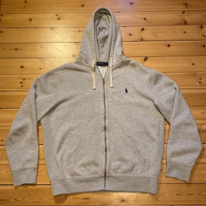 Polo Ralph lauren zip hoodie  - En fin Ralph lauren hoodie i ett bra skick. Nypris ca 2200. Storlek L men passar också till M.