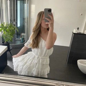 Vit klänning Dennis maglic  - Säljer denna fina klänning, perfekt till studenten, konfirmationen eller skolavslutningen💓I str s och endast använd en gång! Helt slutsåld och köptes för 899kr💘 