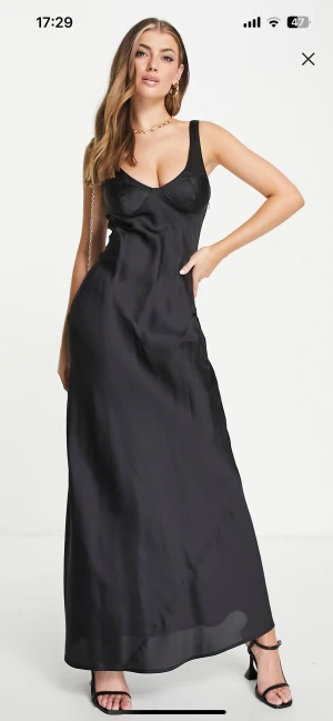 Svart finklänning  - Jättefin svart klänning endast använd två gånger! 
