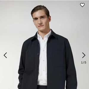 Tricotine overshirt ARKET - Använd fåtal gånger, storlek 52, L. Mycket bra skick. Från Arket. Den är för liten för mig