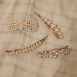En uppsättning gyllene hårnålar med pärlor.  Perfekt lolita stil Ny och säljs tillsammans.