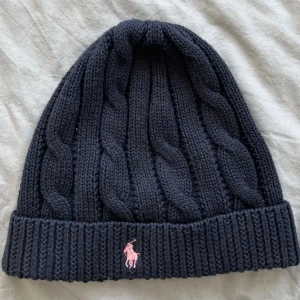 Ralph Lauren mössa - Stickad blå mössa, one size. 