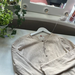 Kofta från Zara🤗 - Superfin kofta från zara, storlek 164cm (se på bild 2) men passar som XSS, XS, S💕 säljer för 99kr men pris kan diskuteras🥰