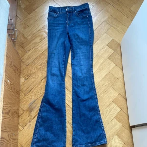 Flared jeans!💗 - Super fina flared jeans i strl xs men skulle säga att dem mer är xxs💗 jag är ungefär 163cm så passar längden på jeansen jätte bra men går också bra att ha om man är lite längre❤️ de är highwaist och väldigt stretchiga💗 tyvär är de lite för tajta på mig💗