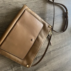 Sandro axelremsväska  - Mått: 29*23  Många fickor och bra med utrymme , superfin väska som jag använt fåtal gånger. 