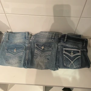 Låg/mid waist bootcut - Säljer 3 lågmidjade bootcut jeans med super coola bak fickor från shein.  Storlek S men stretchigt material så passar det flesta storlekar. Alla är endast använda 1-2 gånger. 💗 säljer alla för 250  Har även fler kläder på min profil 