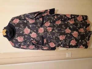 Klänning från Monki  - Mjuk, lång, stora fickor och krage.