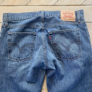 Levis jeans - Ett par baggy Levisjeans i modellen ”low boot cut”, breda i benen och sitter low/mid rise. Supersnygg tvätt. Storlek w32l32, de är som en L eller XL. Perfekt skick! Midjemått 44, innerben 78. KOLLA IN MIN PROFIL FÖR MASSOR AV ANDRA JEANS💞