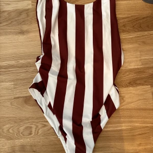 Baddräkt - Använd 2ggr. Snygg rygg! Mer info på sista bilden. KOLLA GÄRNA IN MINA ANDRA ANONSER, DET MESTA ÄR HELT OANVÄNT 🥰