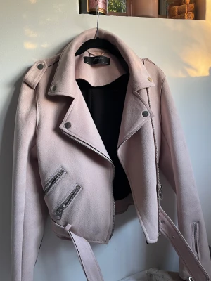Rosa läderjacka  - Säljer den här läderjackan från Zara. Storlek S men sitter som en XS. Använd tre gånger men tycker den satt för tajt på mig.