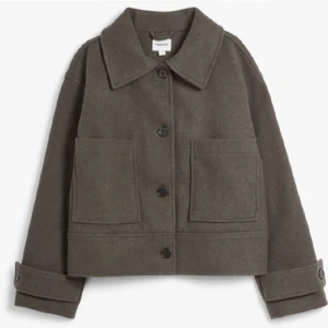 Kappa - Superfin höst- & vårkappa från Kappahl som är helt slutsåld! Säljer pga. har många andra jackor & denna kommer aldrig till användning! Strlk M (jag bär vanligtvis xs, är ca 160cm lång) & den är använd ungefär ett tiotal ggr💘