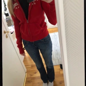 abercrombie & fitch röd hoodie - Säljer min röda abercrombie & fitch hoodie. Storlek M men passar mig som är xs-s🫶 