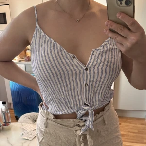 Söt kort topp - Kortare modell. Väldigt luftig. Mer info på sista bilden. Jag är 172cm. Är helt oanvänd! KOLLA GÄRNA IN MINA ANDRA ANONSER, DET MESTA ÄR HELT OANVÄNT 🥰