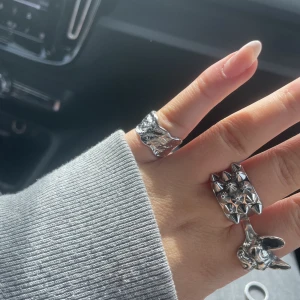925 silver ring  - jätte fin i bra skick💕stainless steal och är justerbar! säljer fler ringar, kolla mina andra annonser😇