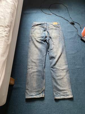 Baggy jeans weekday Skriv till mig om du vill ha exakta mått, annars står det att storleken är 30/32 Knappt använda faktiskt köp nu rekommenderar