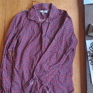 Blommig skjorta - Blommig skjorta röd/blå från smog, slim fit
