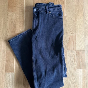gråa jeans  - som nya  använda 3 gånger 