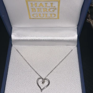 Halsband från hallbergs guld - Silver halsband i äkta silver Inköpes pris 245kr säljer för 100kr aldrig använt inte ens testat.  Ligger i orginal förpackningen.  Justerbar ärtlänk.  Köparen står för frakt