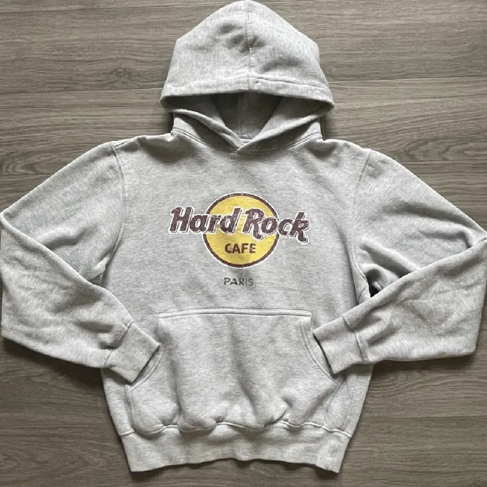 Säljer denna fina hard rock hoodien i storlek medium men sitter som en small men passar även xs om man vill ha mer baggy. Inga hål eller defekter alls.. Hoodies.