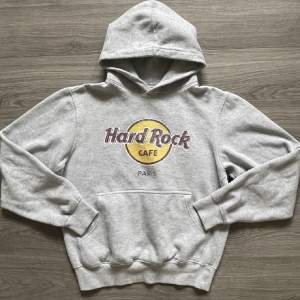 Säljer denna fina hard rock hoodien i storlek medium men sitter som en small men passar även xs om man vill ha mer baggy. Inga hål eller defekter alls.