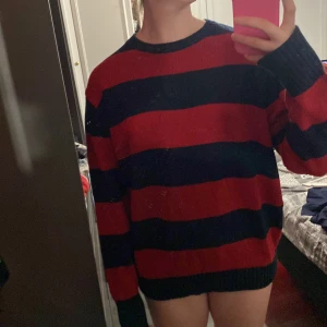 Randig stickad sweatshirt  - En röd och marinblå randig stickad sweatshirt! Från brandy Melville! Jätte skön nu till jul! Helt ny aldrig använd💗