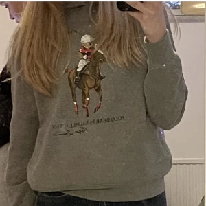 Ralph lauren hoodie - Grå Ralph lauren hoodie i storlek s