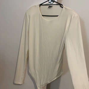 Gina body - Äggskal-vit, padded shoulders, Stl L