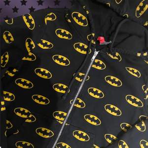 Säljer en jättefin batman zip up spm är knappt använd och är i jättefin kondition. Inga defekter, priset går stt diskuteras💗