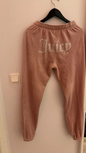Rosa juicy byxor - säljer nu mina rosa juicy byxor med text på rumpan och med muddar längst ner, sparsamt andvända och typ inga defekter, hör av er om frågor osv💓 ( TRYCK INTE PÅ KÖP NU)